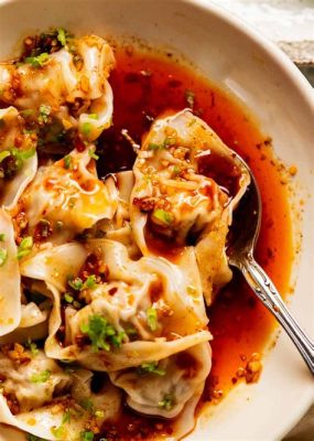  Wontons in Spicy Sauce: A Culinary Symphony of Tender Dumplings and Fiery Flavor Explosions!