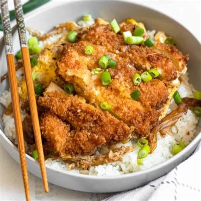  Katsudon:  Bir Japon Klasikinin İncelikli Lezzet Yolculuğu - Kızaran Donmuş Tavuk Etini İncecik Kesilmiş Soğanların Tatlılığıyla Buluşturun!