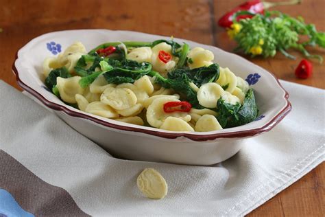  Orecchiette con Cime di Rapa: Lezzetli ve Sıcak Bir Kış Gecesi İçin Mükemmel Geleneksel Bir Puglia Yemeği!