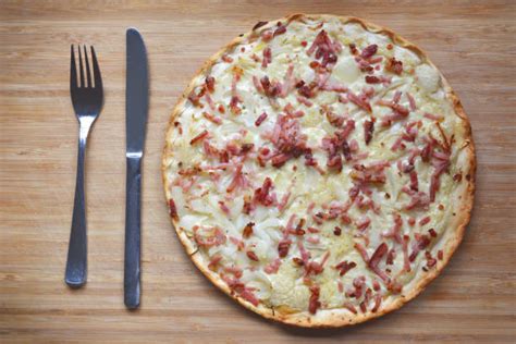  Tarte Flambée: Lezzetli ve Geleneksel Bir Alsace İkramları!